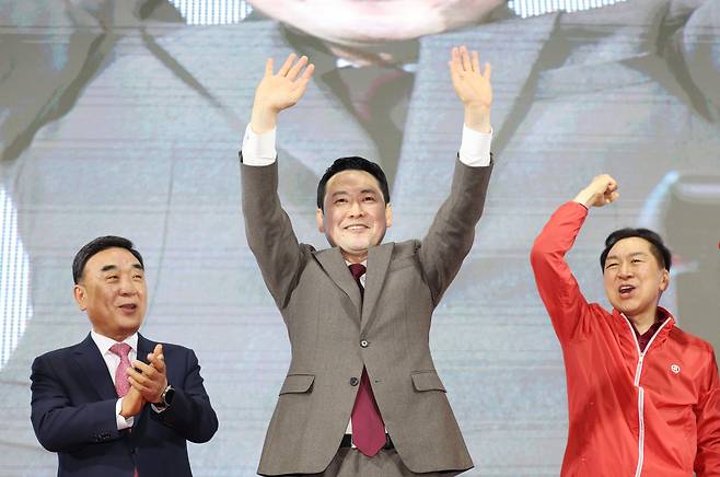 <YONHAP PHOTO-5680> 당원들에게 인사하는 장동혁 대표    (울산=연합뉴스) 김용태 기자 = 국민의힘 장동혁 대표가 20일 울산시 남구 종하이노베이션센터에서 울산시당 주최로 열린 지방선거 출마예정자 정견 발표회에 참석해 당원들에게 손을 흔들며 인사하고 있다. 2026.3.20    yongtae@yna.co.kr/2026-03-20 15:09:31/<저작권자 ⓒ 1980-2026 ㈜연합뉴스. 무단 전재 재배포 금지, AI 학습 및 활용 금지>