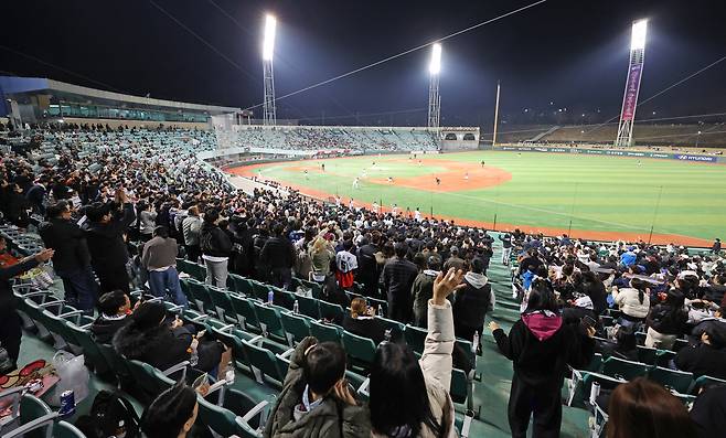 20일 프로야구 KBO 퓨처스리그 울산 웨일즈의 창단 첫 홈 개막전이 열린 울산 문수야구장이 관중으로 가득 차 있다./연합뉴스