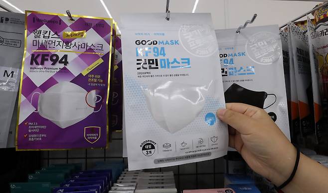 서울 시내 한 편의점에서 이용객이 KF94 마스크를 구매하고 있다. / 뉴스1