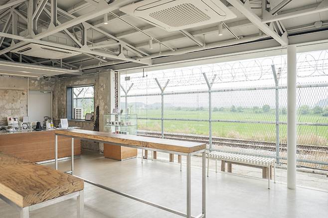 철책 바로 앞 카페 ‘포비 DMZ’