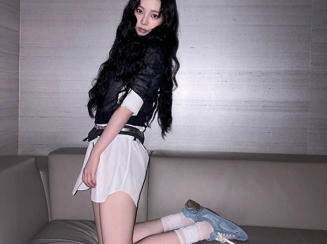 화이트 셔츠 원피스를 선택한 카리나. 인스타그램 @katarinabluu