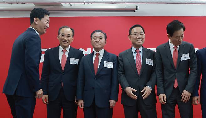 6·3 지방선거 국민의힘 대구시장 예비후보들이 10일 광역단체장 후보 면접에 참석하며 기념 촬영을 준비하고 있다. 왼쪽부터 국민의힘 최은석·추경호·윤재옥 의원, 주호영 국회부의장, 유영하 의원.연합뉴스