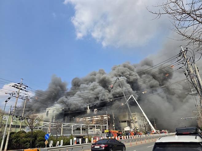 대전 문평동 자동차부품 제조공장서 불…대응 2단계 발령. 연합뉴스
