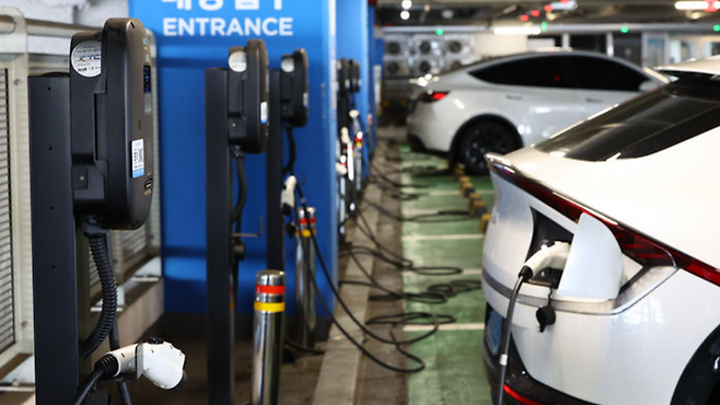서울 시내 한 쇼핑몰에 설치된 전기자동차 충전소 모습ⓒ뉴시스