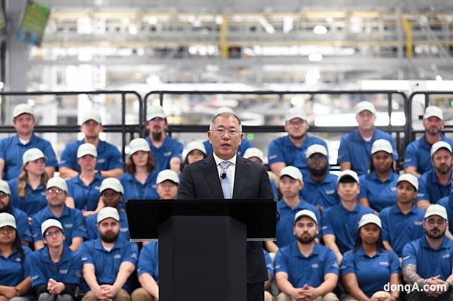 정의선 현대차그룹 회장이 지난해 3월 26일(현지시간) 미국 조지아주 엘라벨에 위치한 ‘현대자동차그룹 메타플랜트 아메리카(HMGMA)’ 준공식에 참석해 환영사를 하고 있다.
