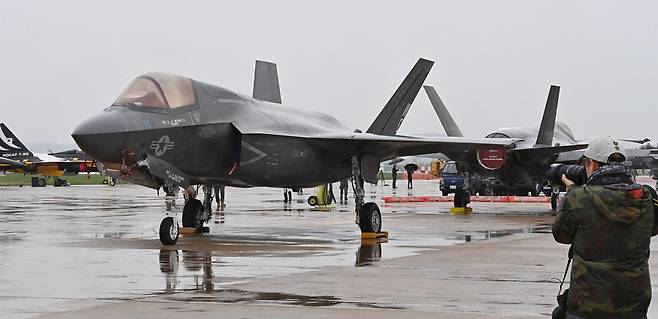 2025 오산 에어파워데이 미디어데이 행사가 열린 지난해 5월 9일 경기 평택시 주한미군 오산공군기지에 미국의 5세대 스텔스 전투기 F-35B가 전시돼 있다. 뉴시스