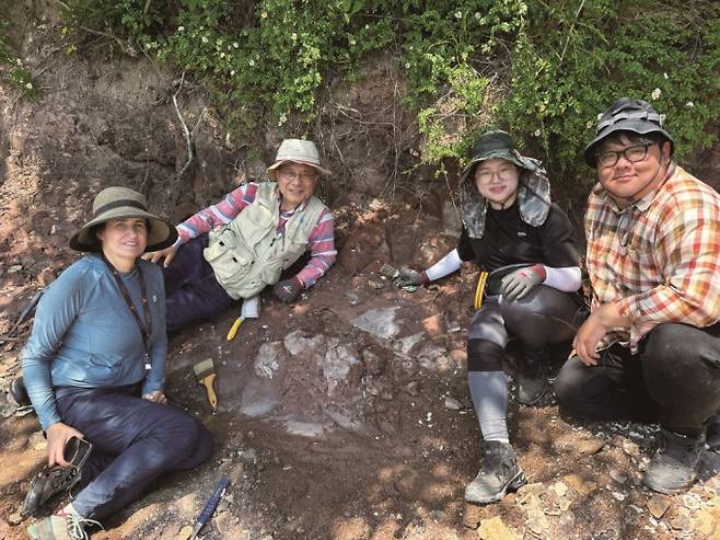 전남 신안 압해도의 둘리사우루스 발굴 현장에서 촬영한 사진. 왼쪽부터 줄리아 클라크 텍사스 오스틴대 교수, 허민 국가유산청장(전 전남대 한국공룡연구센터 소장), 조혜민 한국공룡연구센터 연구원, 정종윤 텍사스 오스틴대 잭슨 지구과학대학 지구·행성과학과 연구원(전 전남대 한국공룡연구센터 연구원)연구원이다. 정종윤 제공