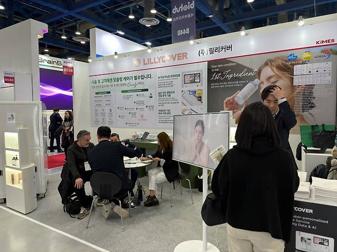 인공지능(AI) 기반 초개인화 맞춤형 화장품 솔루션 기업 릴리커버가 국제 전시회에 참가하며 글로벌 바이어와 상담하고 있는 모습.