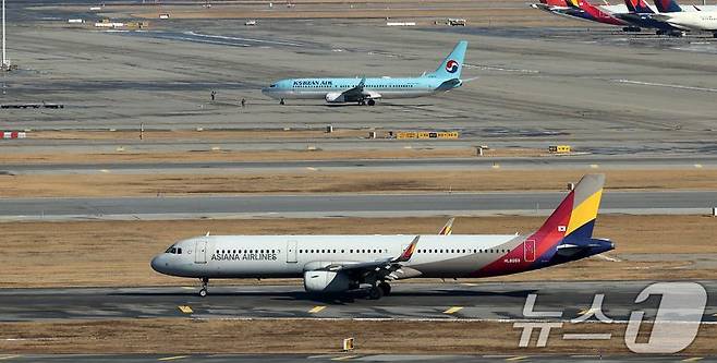 천국제공항 활주로에서 아시아나항공 여객기가 계류장으로 이동하고 있다. 뉴스1
