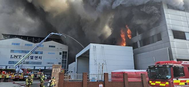 20일 오후 오후 1시17분 대전 문평동 자동차 부품제조 공장에서 발생한 화재를 소방대원들이 진화하고 있다. 대전시 제공