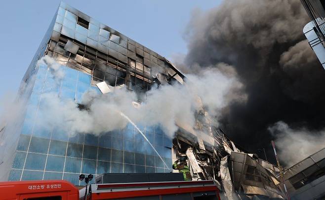 소방대원들이 20일 오후 대전 대덕구 문평동 한 자동차부품공장에 발생한 화재를 진화하고 있다. 뉴스1