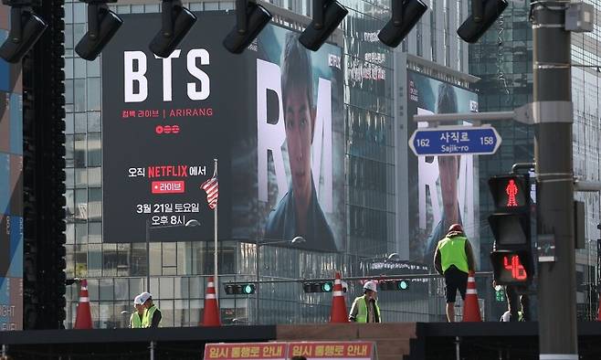 그룹 방탄소년단(BTS)의 광화문 공연을 앞둔 19일 서울 종로구 광화문광장에 무대가 설치돼 있다. 연합뉴스