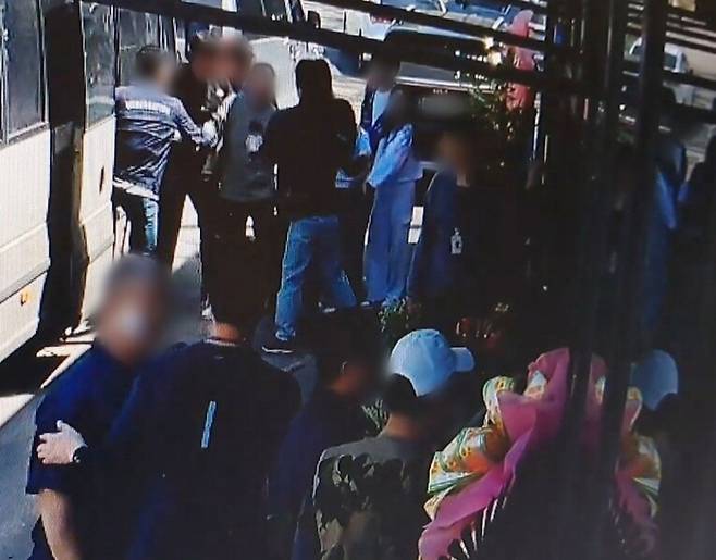 2024년 4월14일 양주 출입국외국인사무소 단속반원이 포천시 신북면 소재 태국식당 개업식에 참석한 타이인들을 체포하는 모습. 진정인 제공