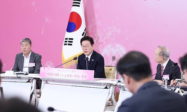 이재명 대통령이 지난 19일 경제사회노동위원회 제1기 출범을 맞이해 청와대에서 열린 ‘대통령과 함께하는 노동정책 토론회\\\'에서 발언하고 있다. 연합뉴스