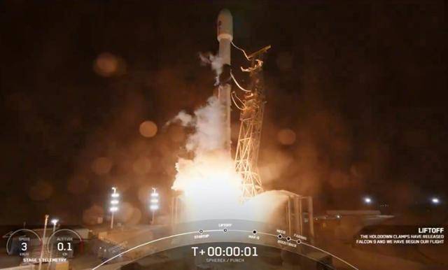 한국천문연구원과 미국 항공우주국(NASA·나사)이 공동 개발한 차세대 우주망원경 '스피어엑스(SPHEREx)'를 실은 미 우주기업 스페이스X의 '팰컨9' 로켓이 11일 미국 캘리포니아주 밴덴버그 우주군 기지에서 발사되고 있다. AP 연합뉴스