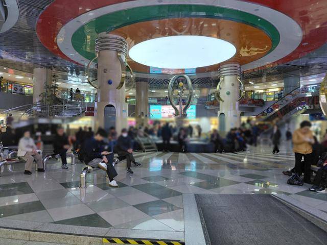 대구 시민들이 19일 중구 반월당 지하상가에서 쉬고 있다. 대구=김현종 기자