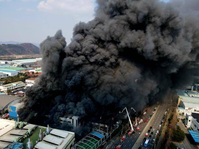 20일 오후 1시17분쯤 대전 대덕구 문평동의 한 공장에서 불이 나 연기가 피어오르고 있다. 소방 당국은 신고 14분 만에 대응 2단계를 발령해 진화 작업을 벌이고 있다. 뉴스1
