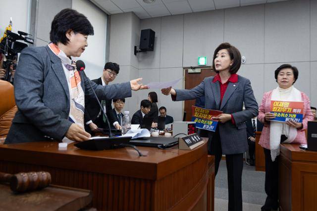 나경원 국민의힘 의원이 20일 국회에서 열린 제433회 국회(임시회) 윤석열 정권 정치검찰 조작기소 의혹 사건 진상규명 국정조사특별위원회 제1차 전체회의에서 서영교 위원장에게 현재 특위 구성에 반대하는 의견서를 전달하고 있다. 뉴스1