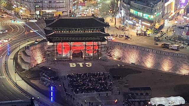20일 서울 숭례문에서 열린 방탄소년단(BTS) 컴백 기념 미디어 파사드 행사. 이재명 기자