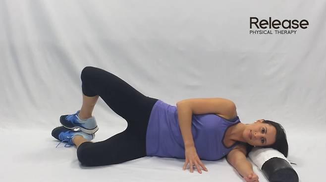 클램쉘 운동은 중둔근 강화에 도움이 된다/Release Physical Therapy Washington DC 유튜브 채널 캡처
