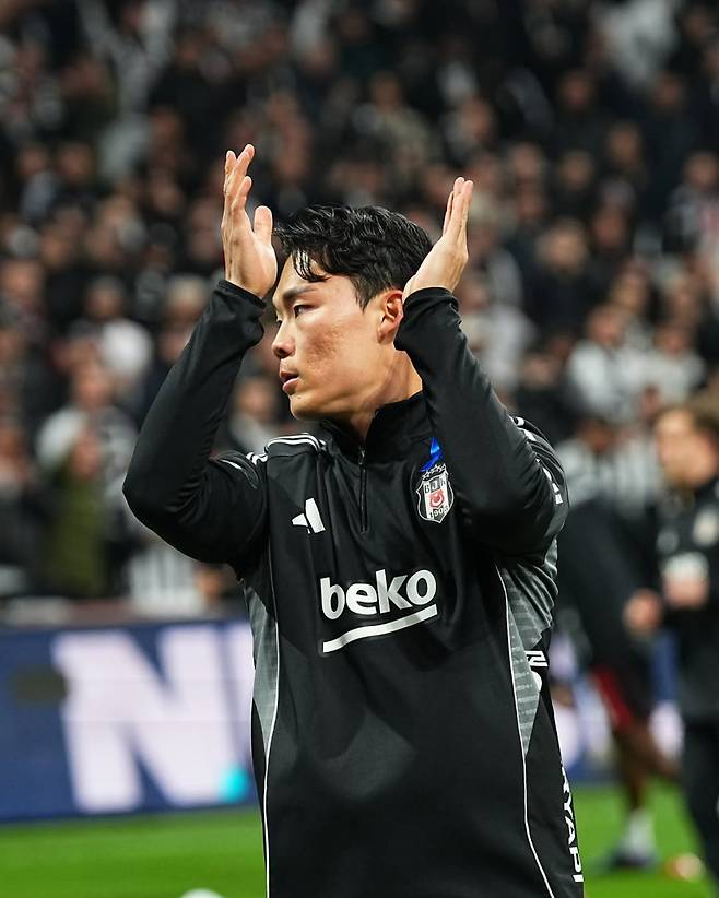 8일 갈라타사라이와의 홈경기를 앞두고 몸을 풀고 있는 베식타시 오현규. 사진=베식타시 SNS