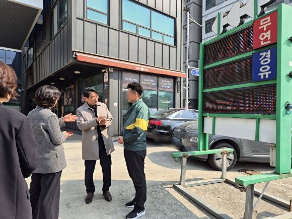 이석범 김포 부시장이 관내 주유소를 방문해 현장 의견을 수렴하고 유가안정 협조를 당부하고 있다. [사진=김포시]