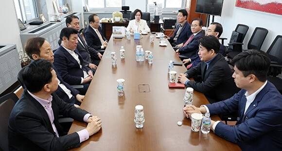 국민의힘 이인선 대구시당위원장을 비롯한 대구 지역 의원들이 19일 국회에서 당내 경선 방식 및 후보 선출 방안을 논의하고 있다 [사진=연합뉴스]