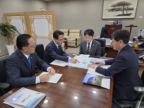 심덕섭 고창군수가 국토부 제2차관을 만나 지역현안사업을 설명하고 있다. [사진=고창군 ]