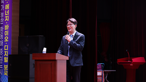 세명기독병원 심혈관센터 서정훈 과장이 3월 포항시민교양대학 강의를 하고 있다.  [사진=세명기독병원]