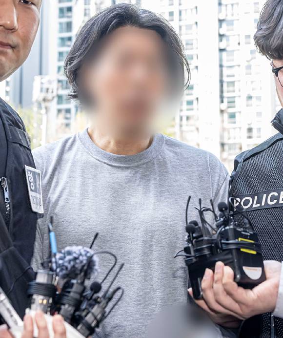 전 직장동료인 50대 항공사 기장을 살해한 혐의를 받는 전직 부기장 A씨가 20일 오후 구속 전 피의자심문(영장실질심사)을 위해 부산검찰청 청사로 들어가고 있다. [사진=연합뉴스]