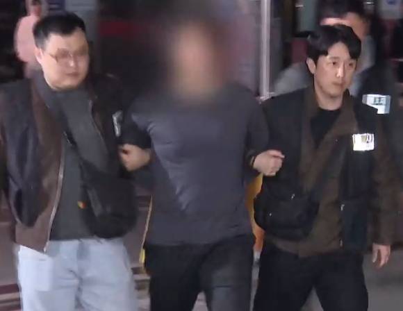 부산에서 한 항공사 기장을 살해하고 도주한 50대 남성이 결국 경찰에 붙잡혔다. 사진은 부산진경찰서로 압송되고 있는 용의자 A씨. [사진=TV조선 보도화면 캡처]