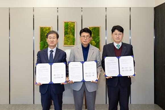 박진우 대구신용보증이사장과 배광식 북구청장, 김대수  iM뱅크 북구청지점장(왼쪽부터)이 업무협약서를 들어보이고 있다 [사진=북구청]