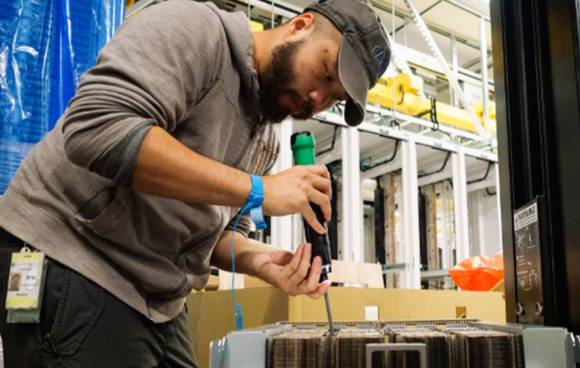 젠슨 황 엔비디아 CEO가 엔비디아 블로그에 게재한 노동자 모습. [사진=엔비디아 블로그]