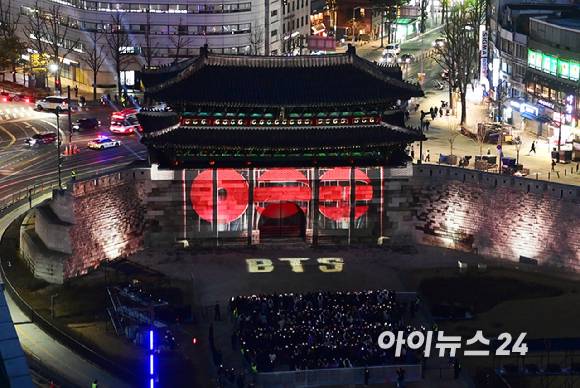 방탄소년단(BTS) 3년 9개월 만에 완전체로 컴백한 가운데 20일 오후 서울 숭례문에서 'BTS 더 시티 아리랑 서울' 미디어 파사드가 펼쳐지고 있다. [사진=정소희 기자]