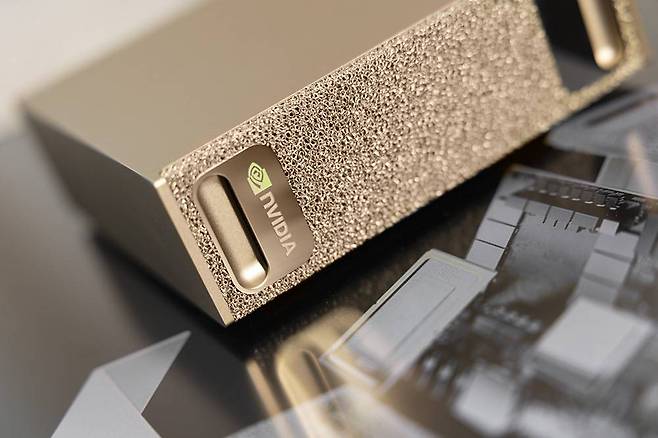 지난해 10월, 엔비디아가 그레이스 블랙웰 기반의 미니 슈퍼컴퓨터, DGX 스파크를 출시했다 / 출처=IT동아