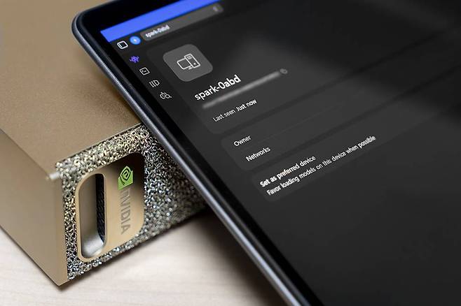 DGX 스파크는 추론 환경에 적합하며, 노트북 등과 연결해 외부 추론 장치로도 활용할 수 있다 / 출처=IT동아