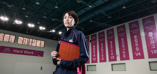 약체로 평가받은 흥국생명에 ‘토탈 배구’를 접목한 요시하라 도모코 감독. 김경록 기자