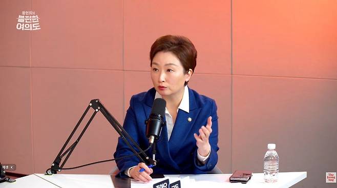 이언주 최고위원이 19일 중앙일보 정치토크쇼 ‘황현희의 불편한 여의도’에 출연해 인터뷰하고 있다. [사진 ‘불편한 여의도’ 캡처]