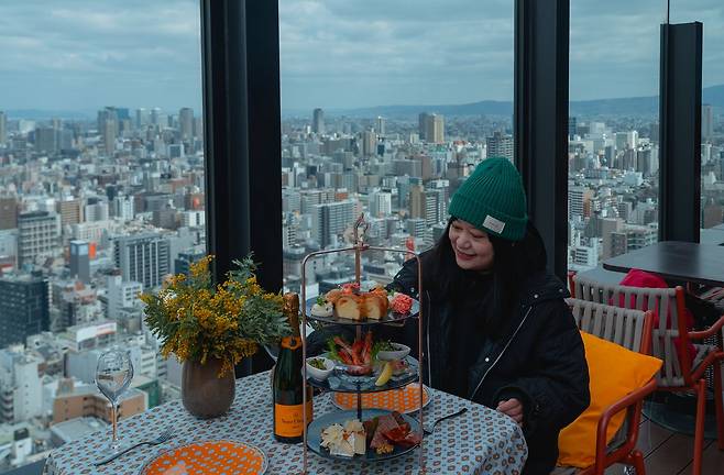 센타라 그랜드 호텔 오사카 33층 루프톱에서 즐기는 애프터눈 티. 도심이 한눈에 내려다 보인다.