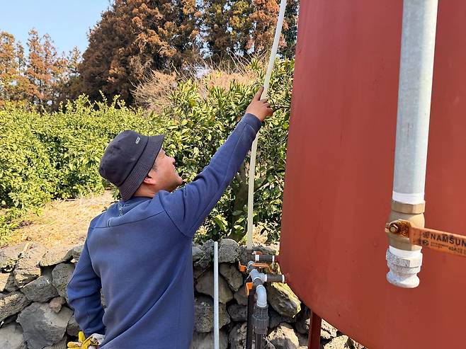 17일 오전서귀포시 안덕면의 한 감귤 농가에서 농장주 김영환씨가 기름(등유) 탱크를 가리키고 있다. 최충일 기자