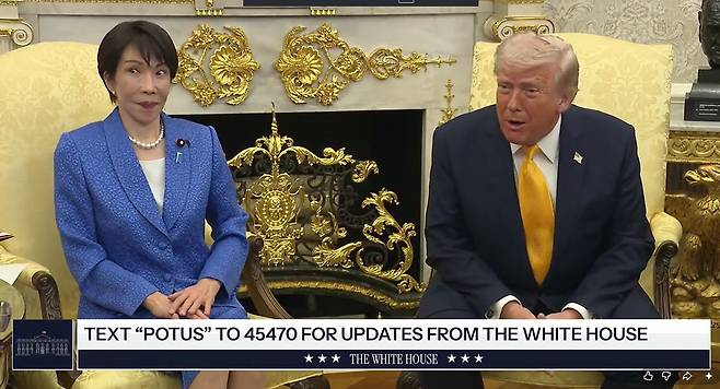 도널드 트럼프 미국 대통령(오른쪽)이 19일(현지시간) 워싱턴 DC 백악관에서 열린 다카이치 사나에 일본 총리와의 정상회담 도중 “일본 등 동맹국에 왜 이란 공격을 미리 말하지 않았느냐”는 한 일본 기자의 질문을 받고 “우리는 기습을 원했다. (일본은) 왜 진주만(공습)을 미리 말해주지 않았느냐”며 농담 섞인 답변을 하고 있다. 트럼프 대통령 답변을 듣고 있던 다카이치 총리가 눈을 동그랗게 뜨며 다소 당황하는 듯한 표정이 카메라에 잡혔다. 사진 백악관 유튜브 캡처