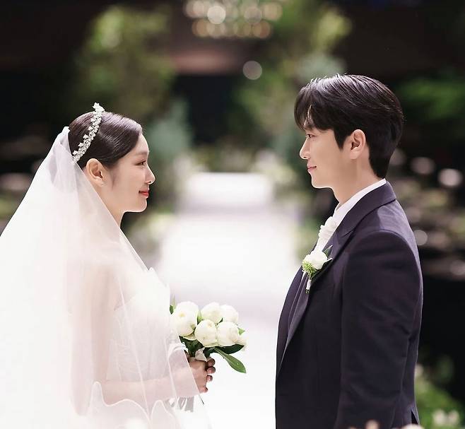 '피겨여왕' 김연아가 지난 2022년 10월 23일 그룹 ‘포레스텔라’ 멤버 겸 성악가 고우림과의 결혼식 사진을 자신의 인스타그램 계정을 통해 공개했다. 김연아는 전날 서울 중구 신라호텔에서 가족과 지인 등을 초대한 가운데 비공개로 결혼식을 올렸다. 사진 김연아 인스타그램=뉴스1