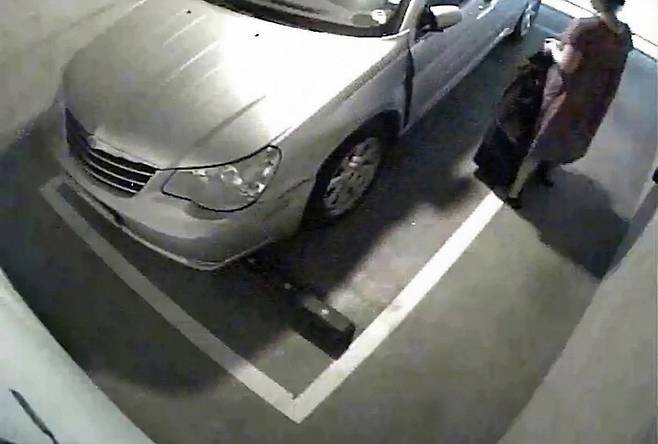 고미영이 살해 후 토막 낸 피해자의 시신을 차량에 싣는 모습이 담긴 모텔 CCTV 화면. [사진 인천남동경찰서]