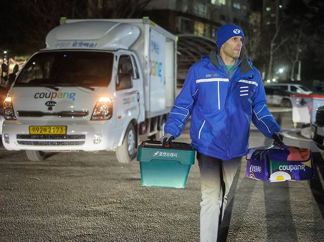 해럴드 로저스 쿠팡 한국 대표가 쿠팡 프래시백을 들고 배송을 하고 있다. 사진 쿠팡