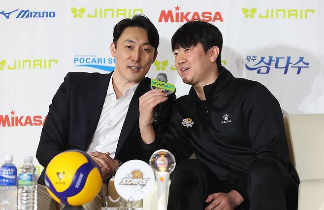 미디어데이에서 구호를 외치는 하현용 KB손해보험 감독대행과 나경복. 뉴스1