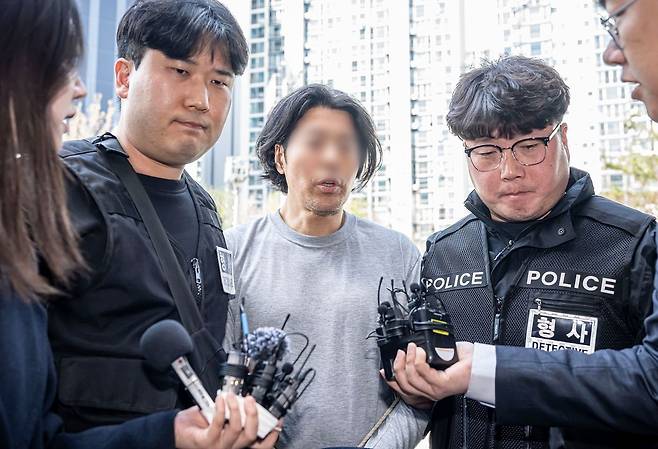 항공사 동료 기장을 흉기로 살해한 혐의를 받는 50대 전직 부기장 A 씨가 20일 오후 부산 연제구 부산지방법원에서 열린 구속 전 피의자 심문(영장실질심사)에 출석하고 있다.. 송봉근 객원기자