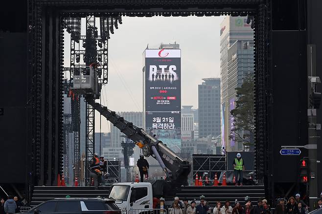 BTS 컴백 광화문 공연을 앞둔 20일 서울 광화문광장에서 공연 준비 작업이 이뤄지고 있다. /뉴시스