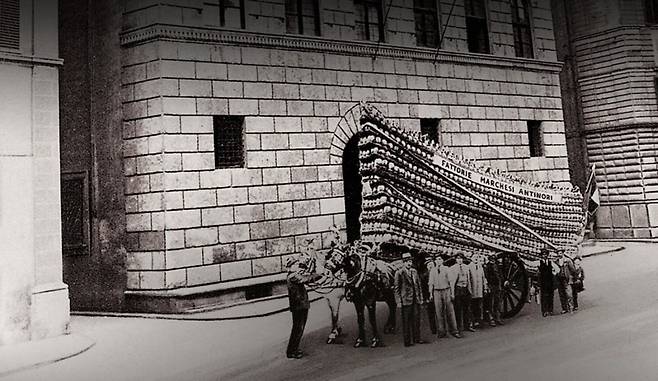 안티노리 가문의 이름을 단 마차, 짚으로 감싼 피아스코(Fiasco) 병을 수백 개 쌓아 올린 거대한 구조물은 당시 키안티 와인이 세상과 만나는 방식이었다. 피에로 안티노리가 "키안티는 무너지고 있었다"고 회고하기 수십 년 전, 가문은 바로 이 방식으로 세상에 자신을 증명하고 있었다. 사진=와인나라 제공