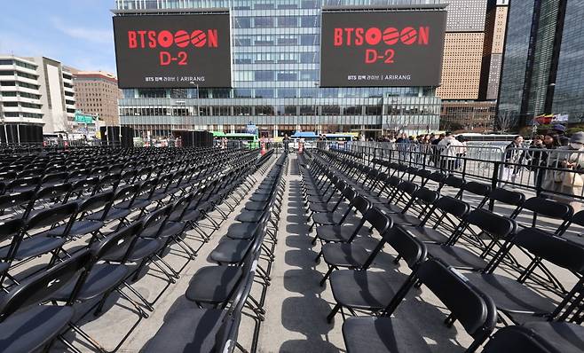 그룹 방탄소년단(BTS)의 광화문 공연을 앞둔 19일 서울 광화문광장에서 공연 준비작업이 이뤄지고 있다. 2026.3.19 사진=한경  임형택 기자