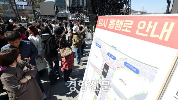 그룹 방탄소년단(BTS)의 광화문 공연을 앞둔 19일 서울 종로구 광화문광장에서 공연 준비작업이 한창인 가운데 시민들이 공연장 옆을 오가고 있다. 권도현 기자